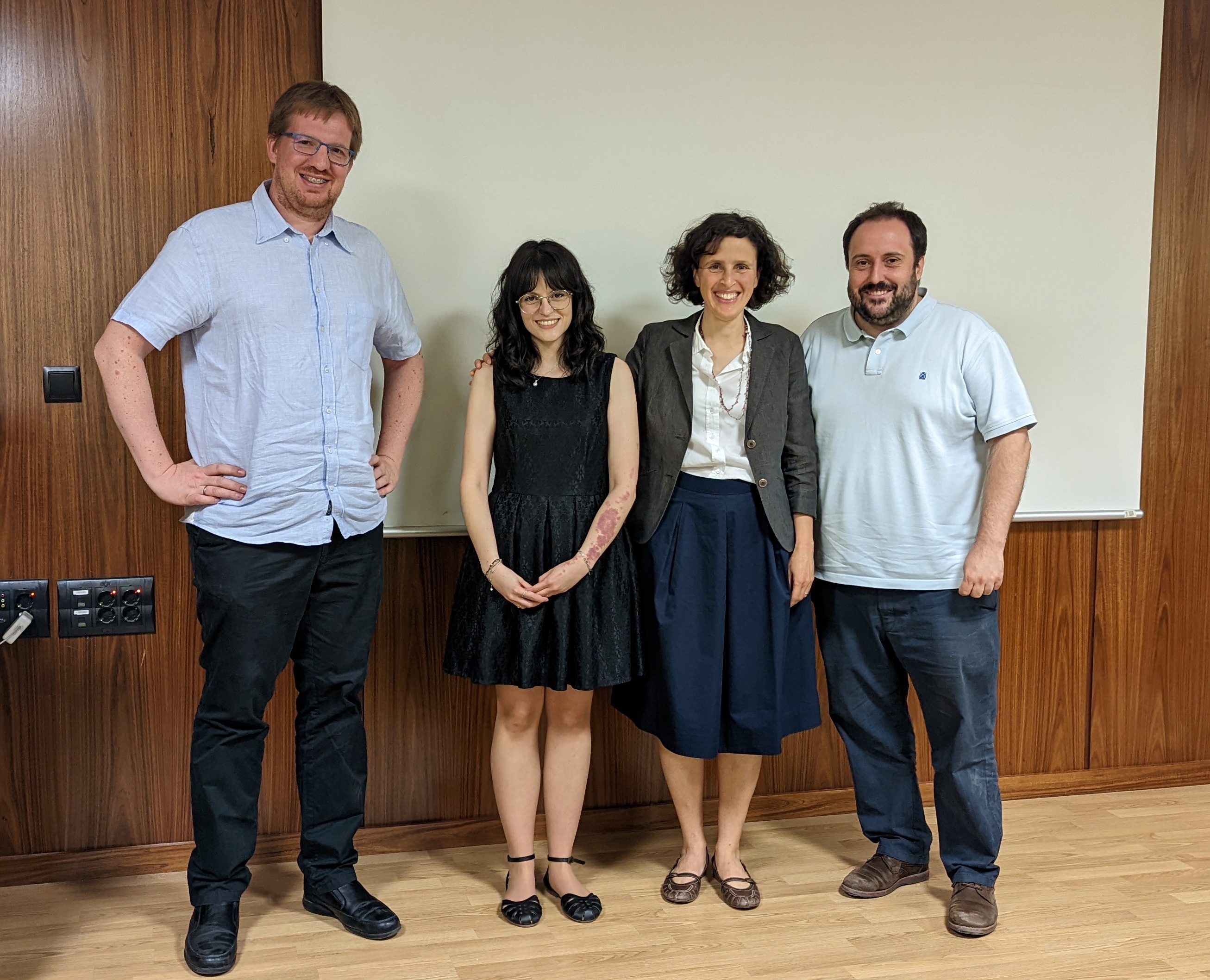 After the thesis
presentation, with her proud advisor and the in-person committee members:
Francesca Marchetti and Antonio Fernández Domínguez.